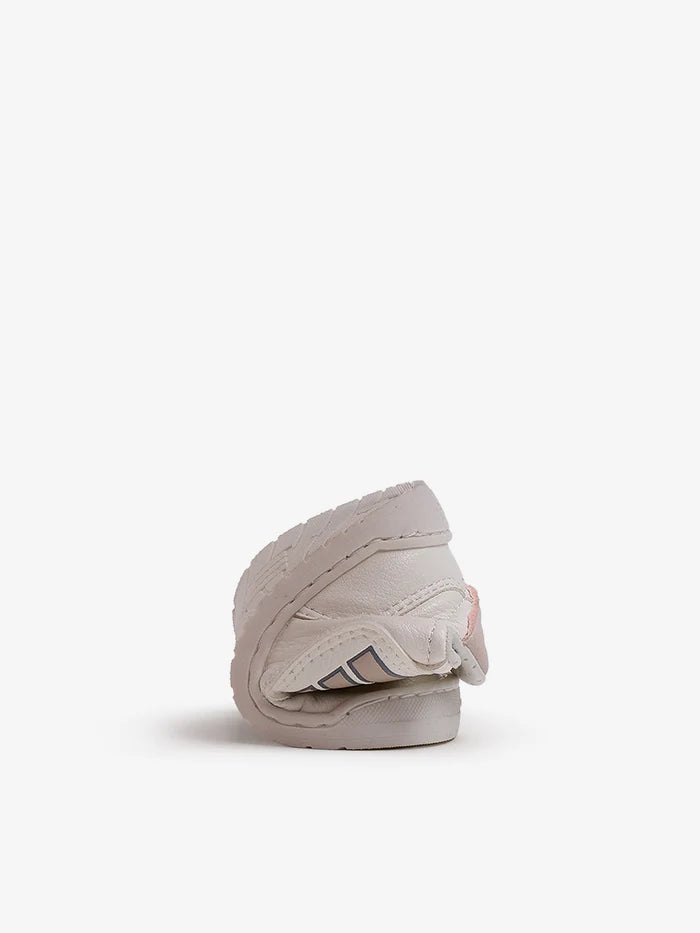 Zapatilla deportiva blanca rosa